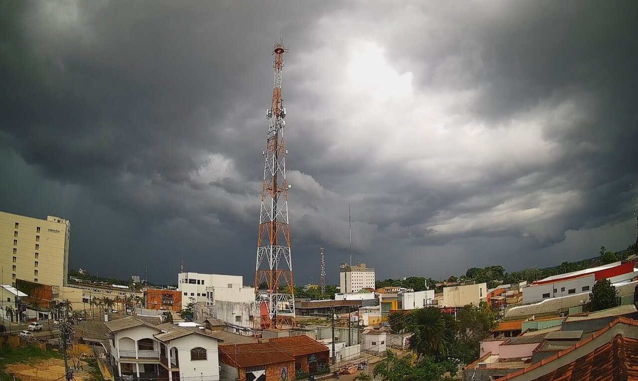Formação de chuva intensa em Rio